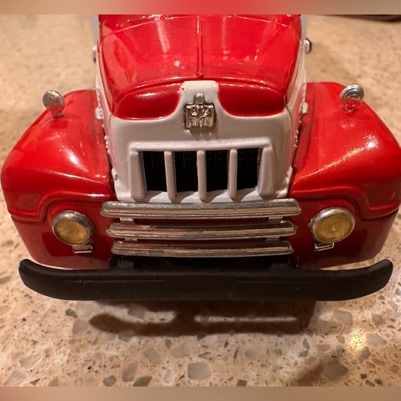 1957 IH DRY GOODS VAN ~SHAKESPEARE WONDEROD By FIRST GEAR INC. #10-1635 W Box - Picture 5 of 16
